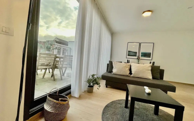 Modern 1BR Near Diamond District by Oneluxstay