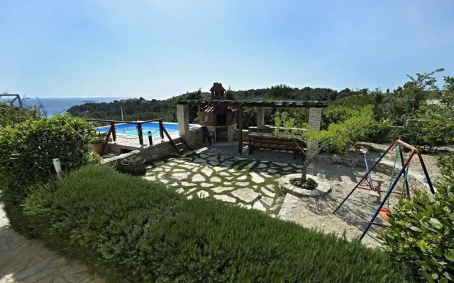 Toni - With Pool and View - A3