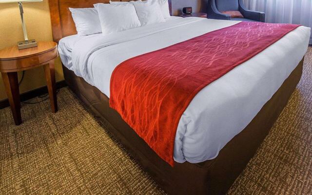 Comfort Inn & Suites Erie - Splash Harbor Indoor Waterpark