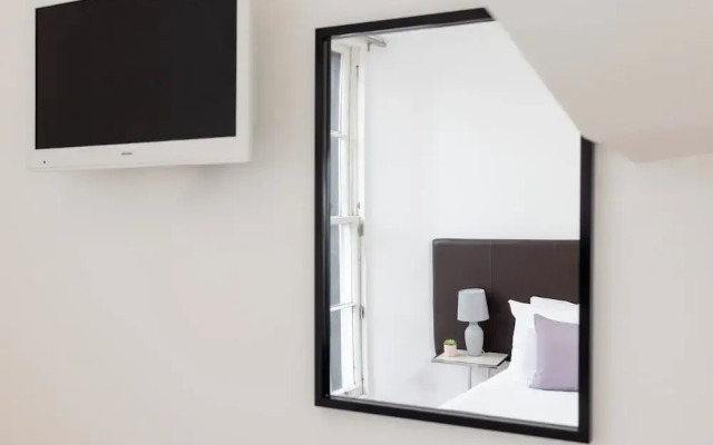 JOIVY Quiet Mews Street Apartment in the Heart of Edinburgh