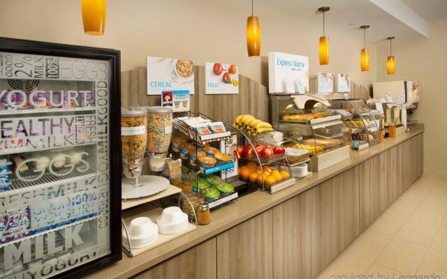 Holiday Inn Express & Suites DFW - Grapevine by IHG