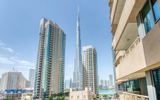 Maison Privee - Radiant Urban Retreat with Iconic Burj Khalifa Vws