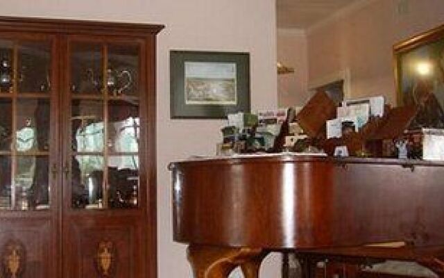 Sherwood's Country House