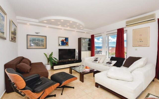 Stunning Home in Podstrana With Jacuzzi, Wifi and 7 Bedrooms