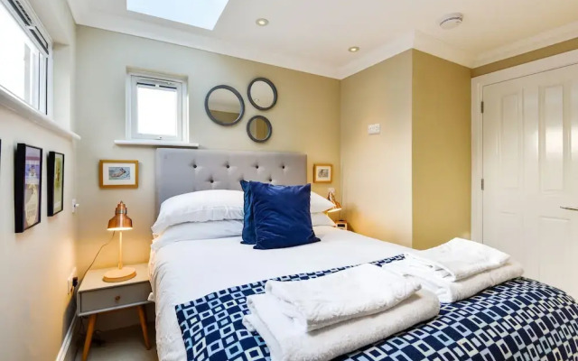 Stylish Family Home Close To Ealing Common