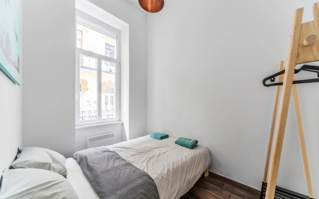 NEW DOB 53-4 CENTER Apartment