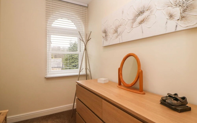 1 Knowleston House
