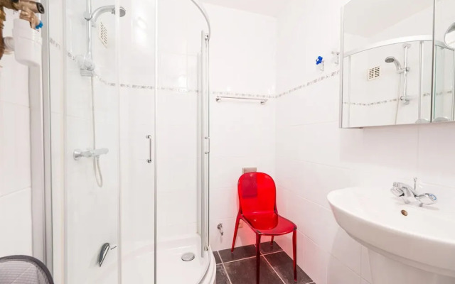 Apartment With Sun-facing Terrace