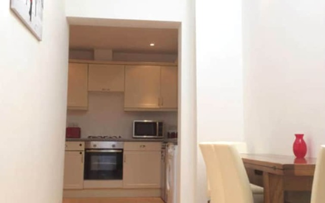 Great 2 BED in Northfields With Private Garden