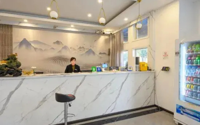 Qiha Hotel (Ningbo Jiangshan Metro Station)
