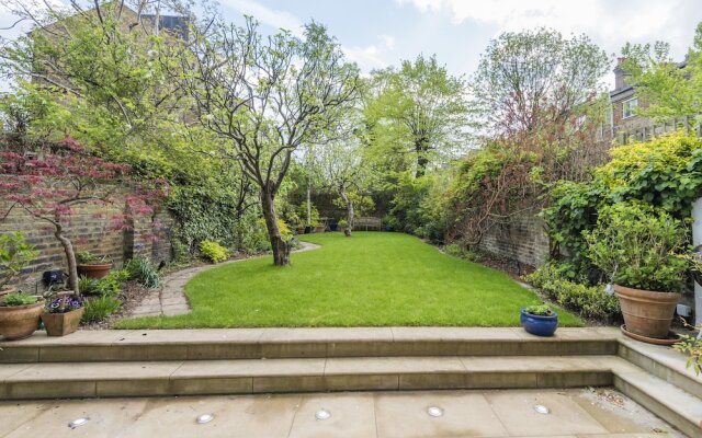 Luxurious Highbury Mansion with Beautiful Garden