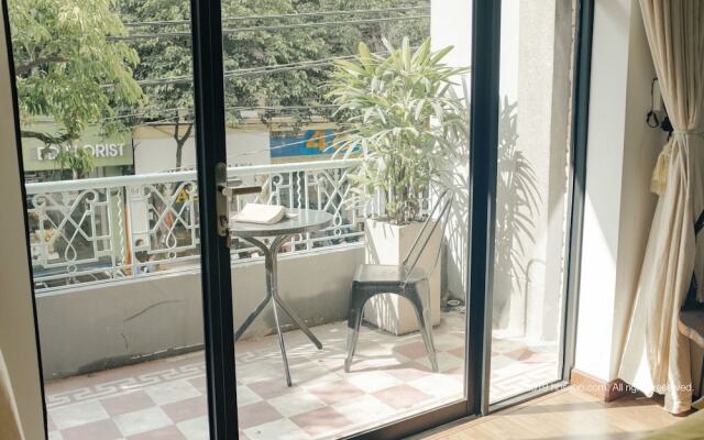 Parfait Studio private Balcony CBD