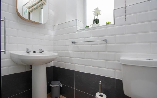 Quiet Residential Apt N/gloucester Road Sleeps 4