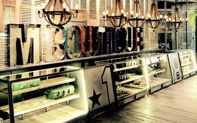 M Boutique Station 18