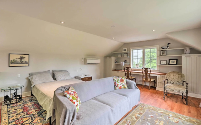 Barn-like Studio Suite w/ Flowering Garden!