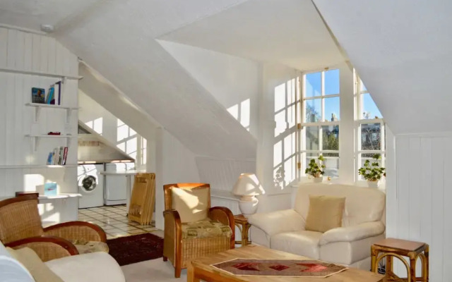 Traditional 3 Bedroom Apartment in Edinburgh's New Town