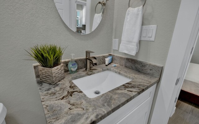 Red Door Movie Lounge Casita