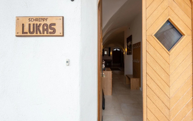 Traditional Holiday Home With Sauna in Niedernsill