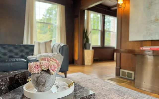 The Colonial Mt. Lebanon by Luxe PGH