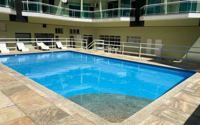 Apto 2 quartos com AR Cond, prédio frente p/ praia