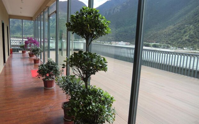 Nyingchi Minshan Hotel