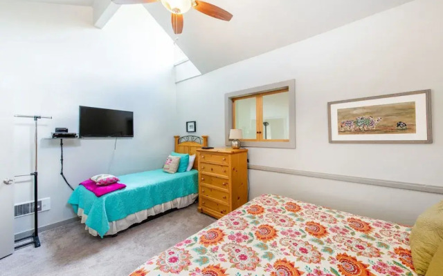 Three Kings Condo Near the Lifts by RedAwning