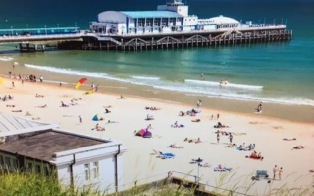 Immaculate 4-bed Apartment in Bournemouth & spa