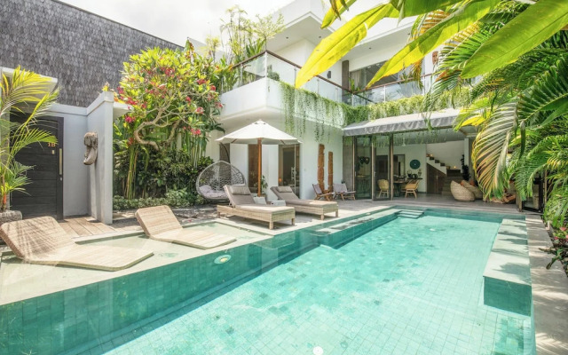 Luxury 4BR Haven, Steps to Canggu's Beach Elegance