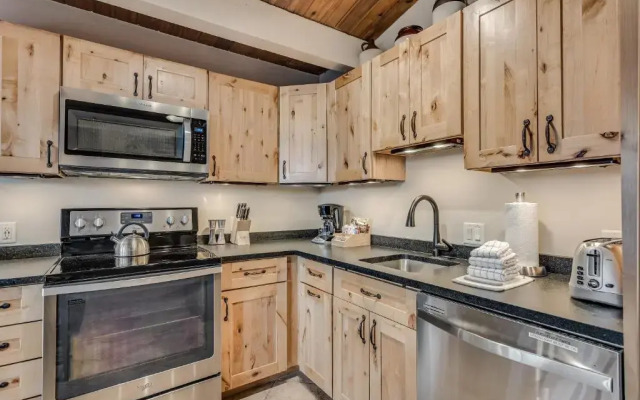Laurelwood Condominiums Studio Premier Unit 309