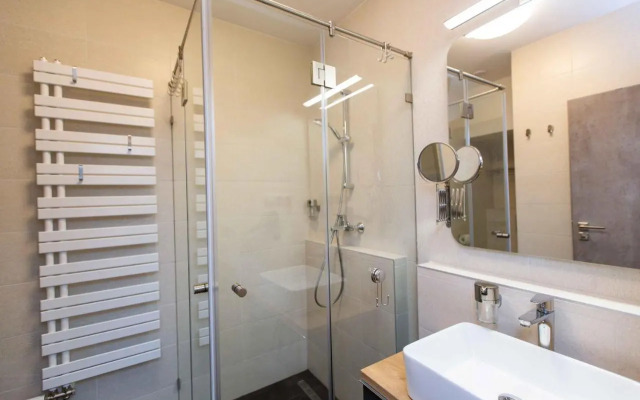Premium Rooms by Hi5 - Style at the Comedy Theater