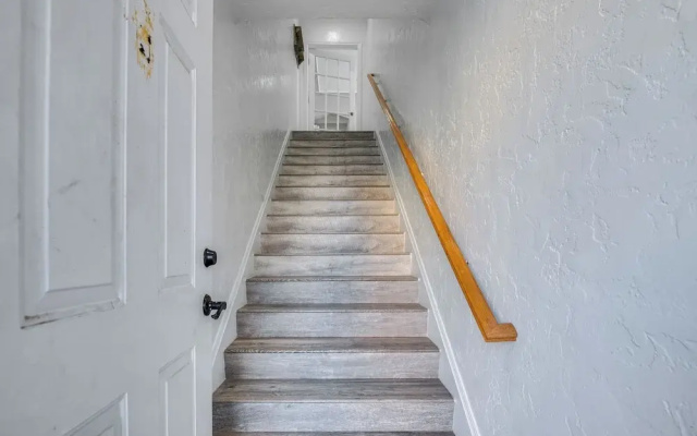 7 Mi to Downtown: East Los Angeles Apartment