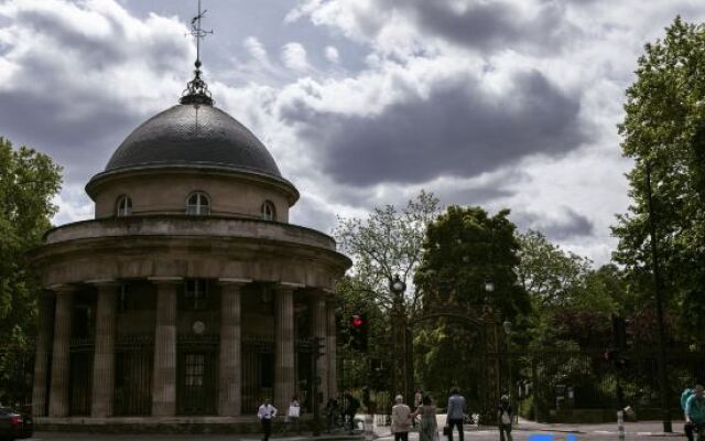 Paris Monceau by Edelsam