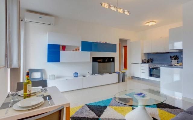Centric and Spacious Apartment With Wifi and Balcony