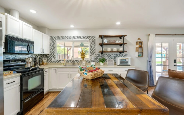 Glendale Getaway: Swim, Putt, Grill, & Relax!