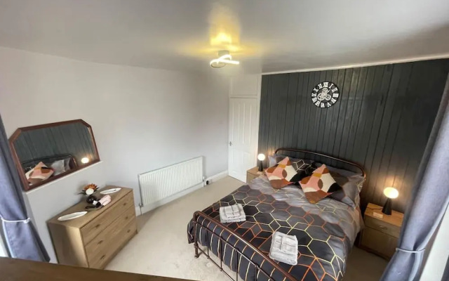 Impeccable 4-bed Home Away From Home in Swindon