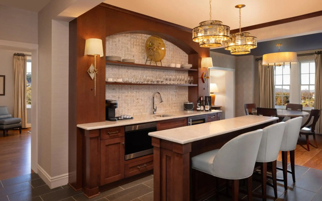 Hotel Roanoke & Conference Ctr, Curio Collection by Hilton