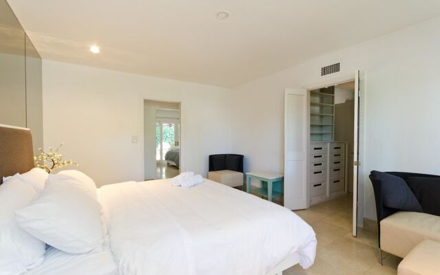 LA128 2 Bedroom Apartment By Senstay