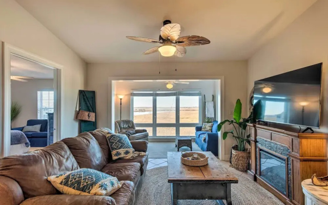 3rd-floor Riverfront Condo: Walk to Downtown Eats!