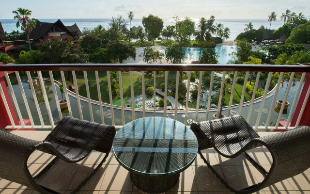 Tahiti Ia Ora Beach Resort