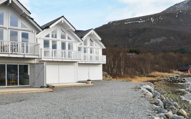 10 Person Holiday Home in Brattvåg