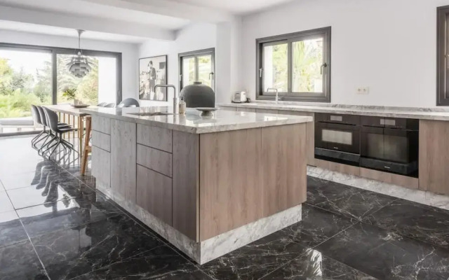 Magnificent And Modern Decorated Villa