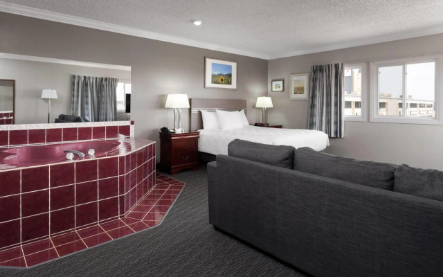 Travelodge by Wyndham Grande Prairie