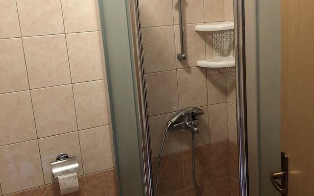 Gorgeous Biserka Apartment near the sea