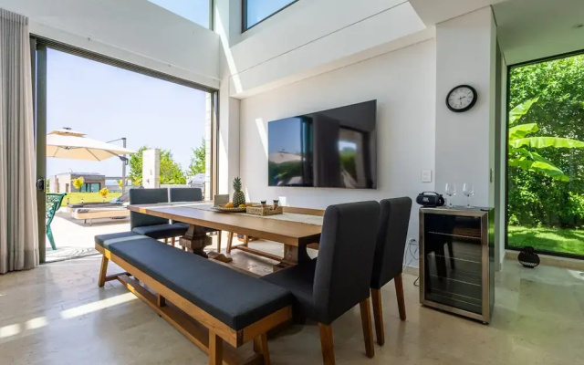Bright Villa w Pool Outdoor Grill