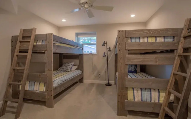 Happy Hideaway 4 Bedroom Home by RedAwning