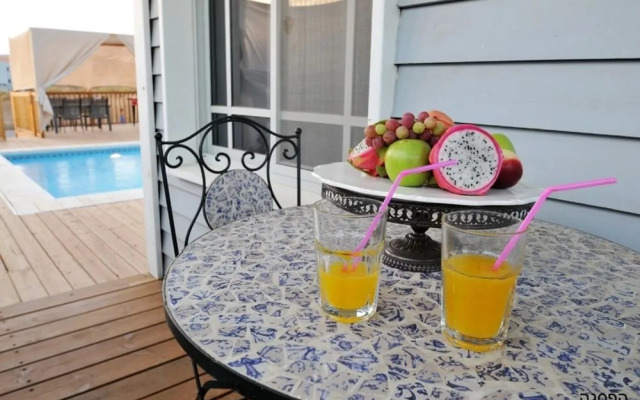Hen Chalet & Suites in Had Nes