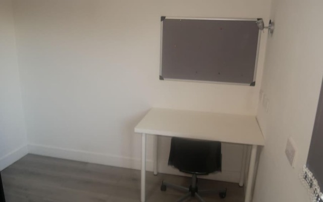 NEW Sleek 6BD Kensington Home Close to City