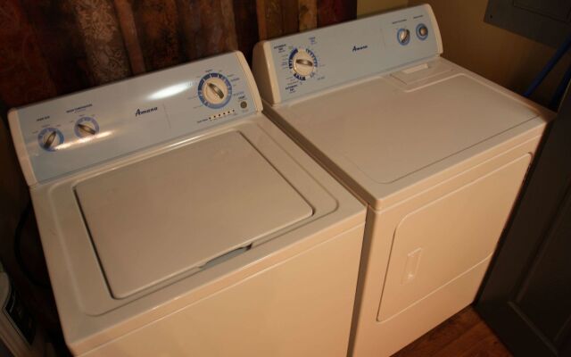 Eagle's Den Suites Cotulla a Travelodge by Wyndham