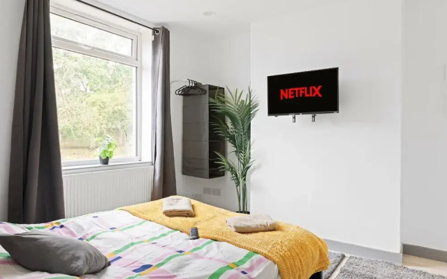 3br-sleeps8-parking-wifi-closestation