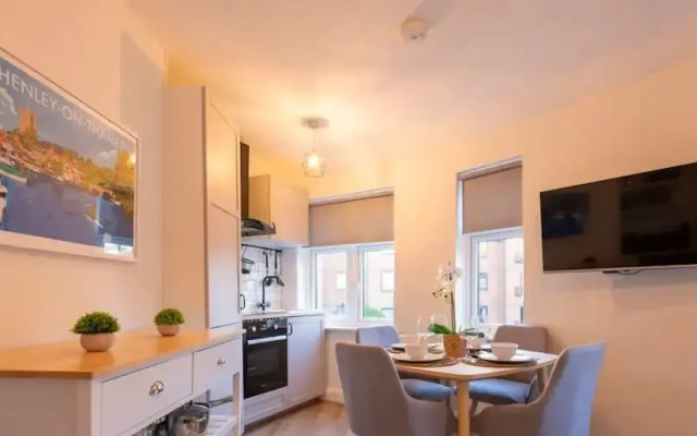 Super Central Apartment Close To River Station